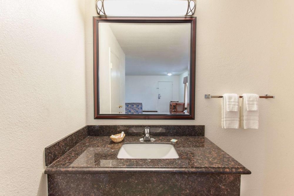 Travelodge by Wyndham Hemet CA