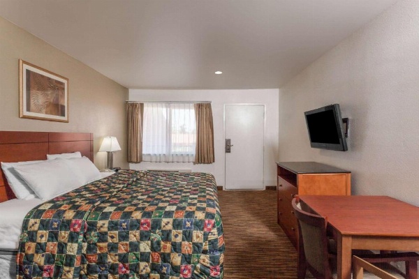 Travelodge by Wyndham Hemet CA image 10