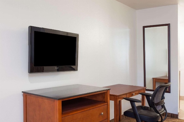 Travelodge by Wyndham Hemet CA image 7